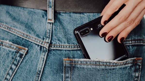 El nuevo Samsung Galaxy Z Flip cabe en cualquier bolsillo.