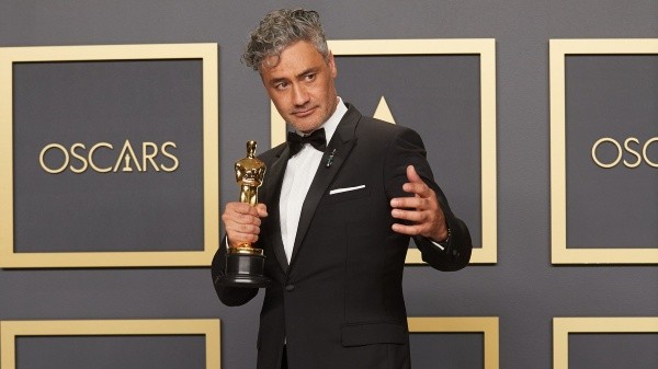 Taika Waititi celebró con Oscar en mano en febrero pasado.