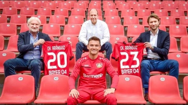 Charles Aránguiz posando tras su renovación con el Bayer Leverkusen. Foto: Twitter