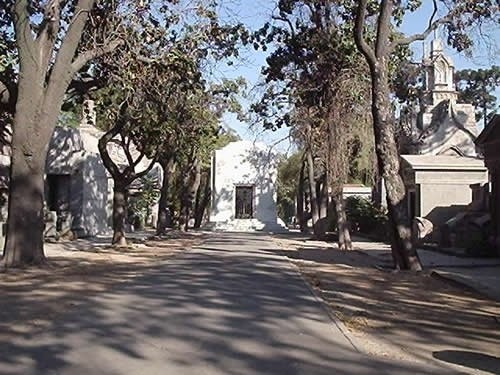 EL cementerio general tendrá que cerrar su acceso a visitas desde la noche de este viernes y por todo el fin de semana. (Foto: Cementeriogeneral.cl)