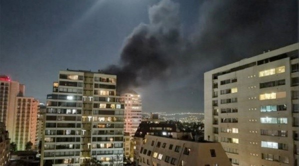 El humo del incendio se podía ver desde varios puntos de Las Condes.