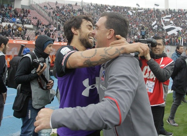 Pablo Guede junto a Jorge Valdivia celebrando ante Universidad Católica. Foto: Agencia Uno