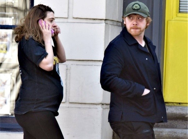 Rupert Grint y Georgia Groome en una de las pocas capturas que tienen juntos, con ella embarazada.