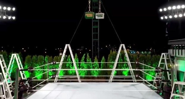 Así luce el ring con las escaleras listas para los luchadores y con el maletín esperando al ganador.