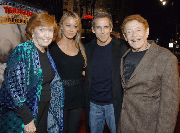 Anne Meara, Christine Taylor, Ben Stiller y Jerry Stiller en un evento de lanzamiento.