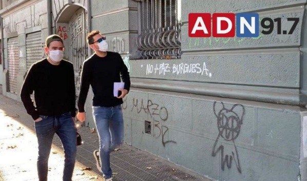 Zaldivia e Insaurralde llegando a la Dirección del Trabajo. (FOTO: ADN)