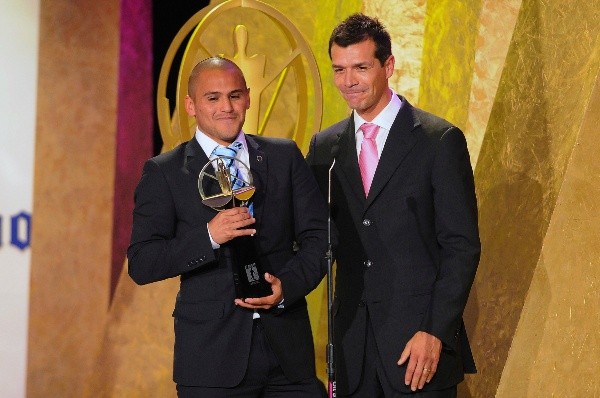 Jared Borgetti con Chupete Suazo en el Balón de Oro de México de 2011. Fueron compañeros en Monterrey en 2008.