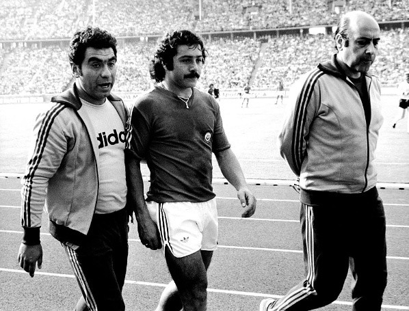 Carlos Caszely dejando la cancha tras ser el primer expulsado en la historia de los mundiales en 1974. Foto: Getty Images