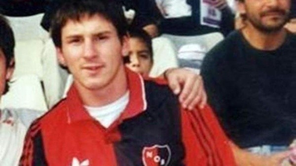 Lionel Messi con la camiseta de Newell&#039;s, su gran amor en Argentina. Foto: archivo
