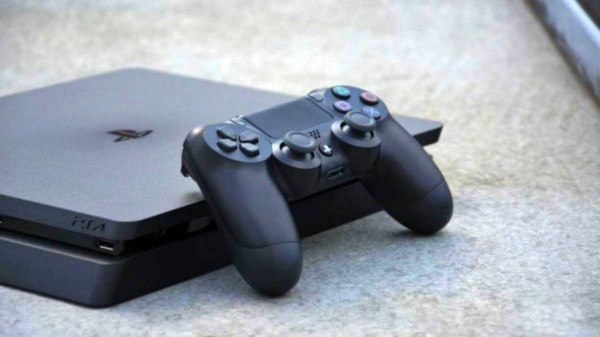 La consola de Sony casi redobla en ventas a la Xbox One.