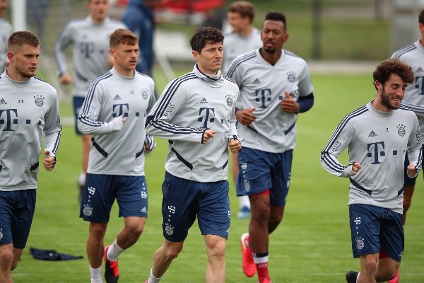Las figuras del Bayern Múnich entrenan de forma normal para su debut del domingo ante Unión Berlín. (Foto: Getty)