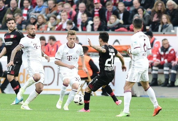 Vidal jugando ante Aránguiz en la Bundesliga - Getty