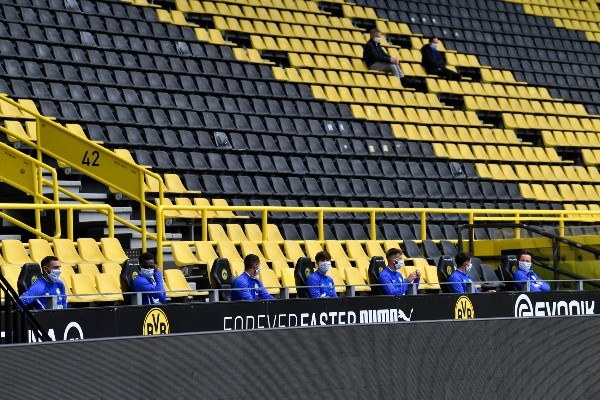Las medidas de seguridad en los estadios en este regreso del futbol han estado marcadas por las mascarillas y el mayor distanciamiento social posible. (Foto: Getty)