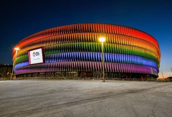Distintos clubes del mundo, tal como Universidad Católica, se han unido contra la LGTBIfobia en su día. Athletic Club, por ejemplo, iluminó San Mamés con los colores del arcoiris.