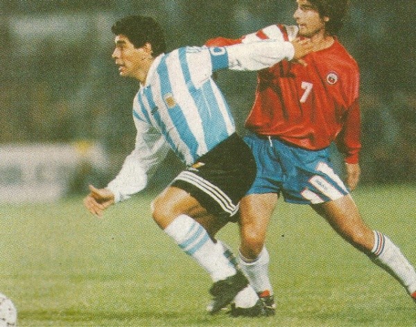 Parraguez marcando a Maradona - Archivo