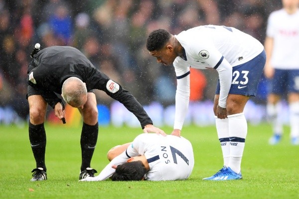 En febrero, en un duelo ante el West Ham, Son debió retirarse lesionado tras sufrir problemas en uno de sus brazos. Foto: Getty Images