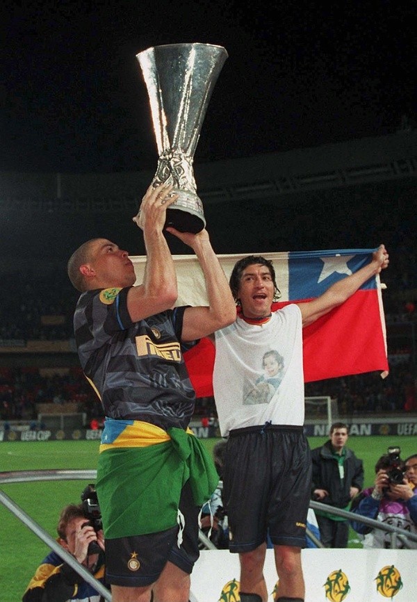 Ronaldo junto a Iván Zamorano tras la obtención de la Copa de la UEFA de 1997/98. Foto: Getty Images