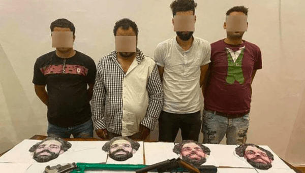 Los cuatro delincuentes fueron detenidos portando las máscaras con la cara de Mohamed Salah.
