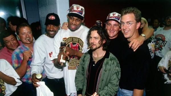 Eddie Vedder de Pearl Jam junto a Dennis Rodman de los Chicago Bulls.