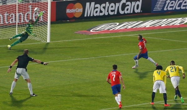 Arturo Vidal abrió la cuenta a los 66&#039; de penal ante Ecuador.