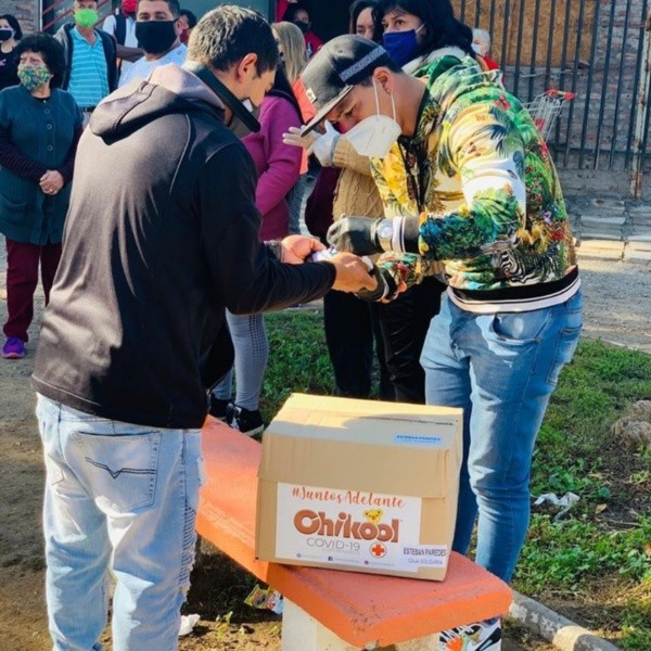 Esteban Paredes compartiendo con las familias de Cerro Navia, a quienes les entregó cajas de mercaderías, se sacó fotografías y dio autógrafos. (FOTO: @e.paredes7/)