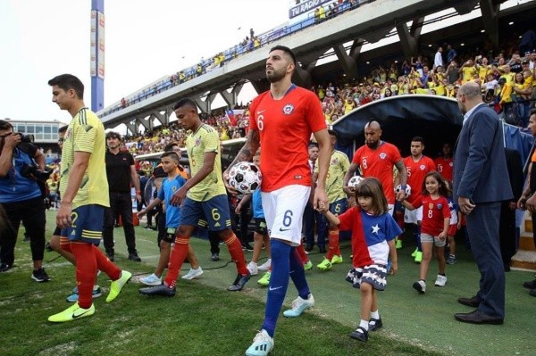 Guillermo Maripán defendiendo los colores de la selección chilena ante Colombia. El defensor está viviendo un buen presente en Francia y su nombre está siendo sondeado por clubes de la Premier League. (FOTO: @gmaripan)
