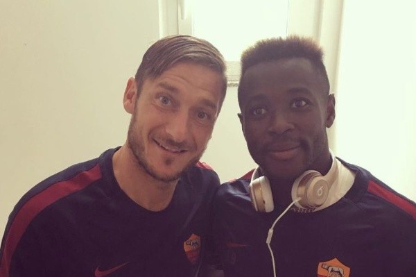 Joseph Bouasse compartiendo con el legendario Totti en AS Roma.
