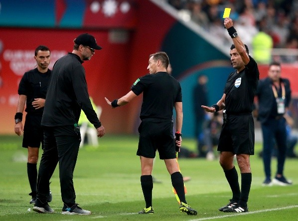 Tobar amonesta a Jürgen Klopp en el Mundial de Clubes (Getty Images)
