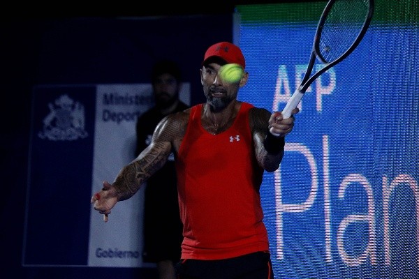 Marcelo Ríos en una exhibición de tenis junto a Nicolás Lapentti en Santiago. (FOTO: Agencia Uno)
