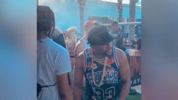 Mayweather es sorprendido en masiva pool party en Arizona sin respetar ninguna medida de seguridad sanitaria ante el coronavirus.