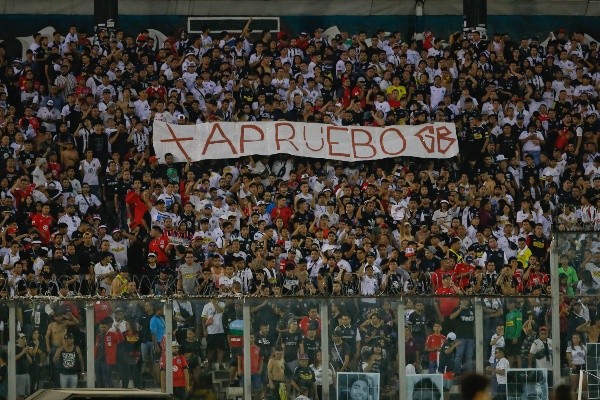 Los hinchas de Colo Colo desplegaron lienzos de mayor tamaño que el permitido, además de fuegos artificiales en el perímetro del estadio Monumental. Foto: Agencia Uno
