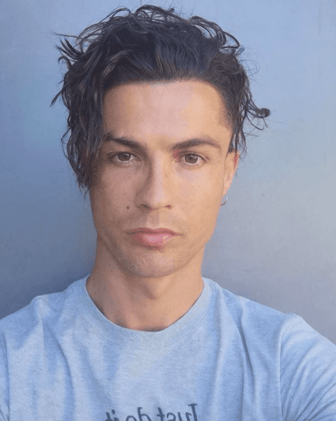 Cristiano Ronaldo luciendo su nuevo look, con el pelo totalmente suelto y desordenado. Foto: Instagram