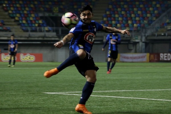 César Valenzuela defendiendo los colores de Huachipato. (FOTO: Agencia Uno)