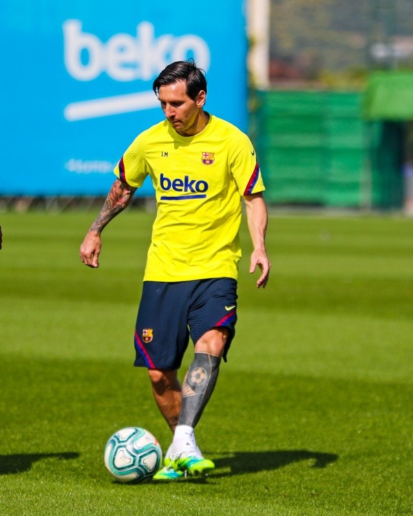 Lionel Messi se entrena con todo junto al Barcelona para el regreso de La Liga de España. Foto: Twitter