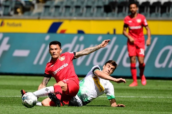 Charles Aránguiz y el Bayer Leverkusen quieren seguir en la pelea por el título de la Bundesliga. Foto: Getty Images
