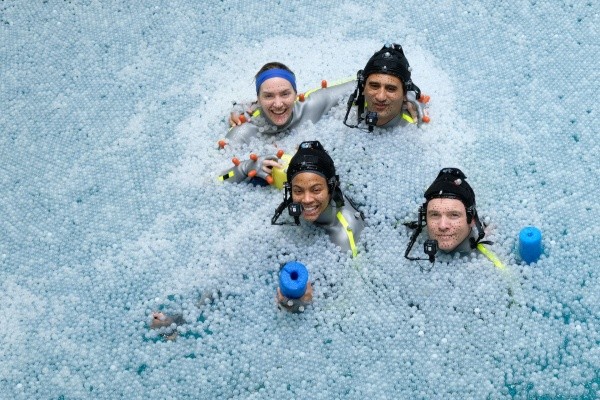 Kate Winslet, Cliff Curtis, Zoe Saldana y Sam Worthington en el trabajo de captura de movimientos en el agua para “Avatar 2”.