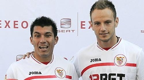 Gary Medel fue presentado junto a Iván Rakitic en el Sevilla
