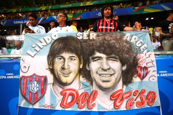 Messi y Maradona plasmados en un bandera en el Mundial 2018 (Getty Images)