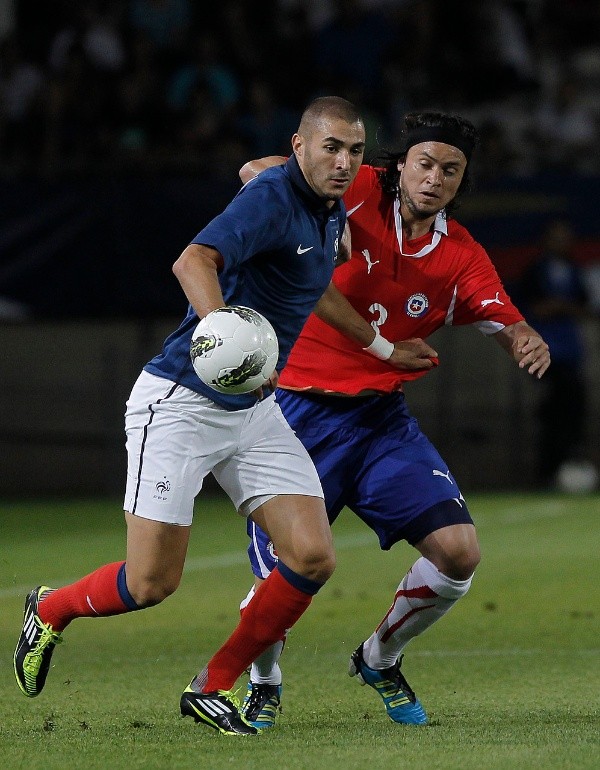 Waldo Ponce marcando a Karim Benzema en un amistoso entre Chile y Francia - Getty