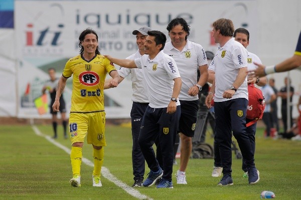 Después de su encontrón, Droguett marcó un triplete ante Deportes Iquique, cambiando el enojo de Bozán por alegría. Foto: Agencia Uno