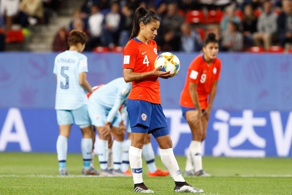 Francisca Lara segundos antes de patear el penal que pudo cambiar el rumbo de Chile en el Mundial de Francia 2019. (FOTO: Agencia Uno)