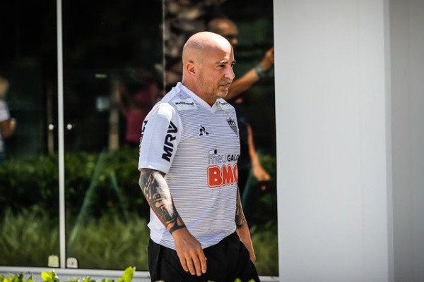 Jorge Sampaoli fue acusado de recibir su salario íntegro, versión que fue despejada por el presidente del Atlético Mineiro que reconoció la deuda