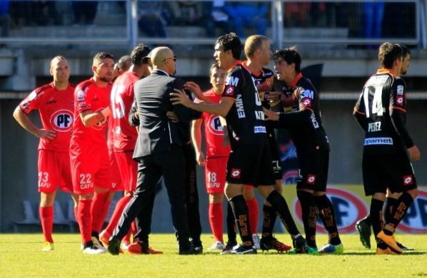 La furia del Fantasma Figueroa en el partido de Cobreloa contra Ñublense.