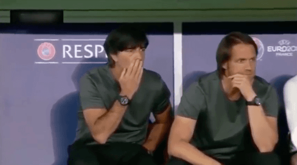 El campéon del mundo con Alemania, Joachim Low, se transformó en tendencia en Chile tras el video del senador Navarro. Todo porque era bastante asiduo a estos mismos gestos.