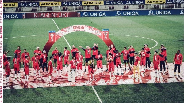 Los jugadores del Red Bull Salzburg tuvieron que celebrar a distancia la obtención del trofeo. Eso sí, más tarde se reunieron para la fotografía correspondiente. Foto: Twitter.