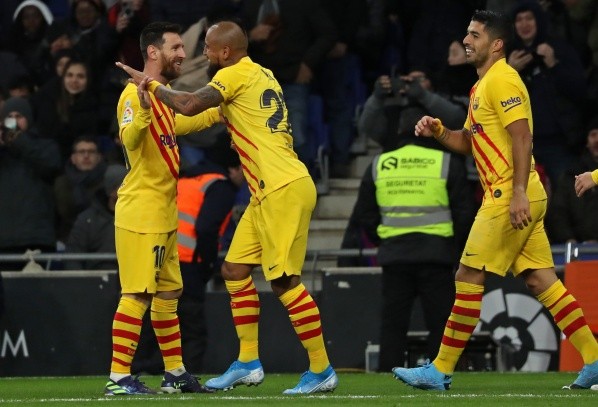 Messi se abraza junto a Arturo Vidal y Luis Suárez (Getty Images)