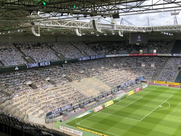 El Borussia Park y sus hinchas de cartón instalados en las gradas volverán a ser el escenario de un partidazo en Bundesliga. (Foto: Getty)