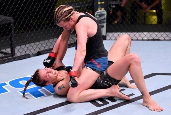 Katlyn Chookagian le pasó por encima a Antonina Shevchenko y la venció por 30-25 en el UFC Vegas. Foto: Getty Images