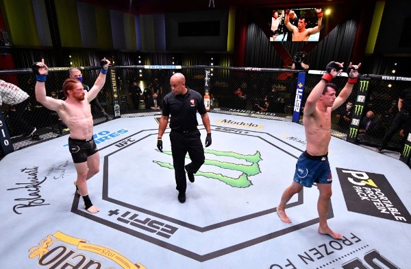 Al término del tercer round y después de dejar todo en el octágono, ambos se sentían ganadores. Las tarjetas, eso sí, se inclinaron por Billy Quarantillo. Foto: Getty Images