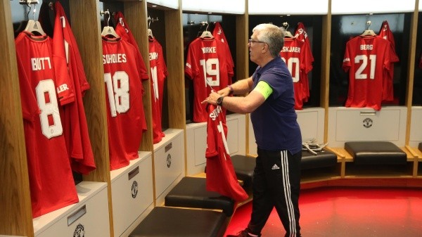Oh Poop Everywhere Former Stagehand Of The Manchester United Reveals The Day In The Dressing Room Sir Alex Ferguson Was Flooded In Feces And Used Socks For The Rescue Of The Jewels